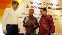 Ketua Indonesia Business Council for Sustainable Development (IBCSD), Tony Wenas didampingi Pendiri FIHRSST, Marzuki Usman, membuka loka karya bertajuk Hak Asasi Manusia Dalam Bisnis Berkelanjutan, di Jakarta, Kamis (16/03/2017).