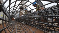 Para pekerja mengerjakan proyek pembangunan simpang susun (flyover) Cipinang Lontar.