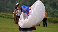 Juara Bertahan Seri Piala Dunia Ketepatan Mendarat Paralayang (PGAWC) 2016 Kelas Putri, Marketa Tomaskova (Rep. Ceko) saat mengikuti Kejuaraan Dunia Ketepatan Mendarat Paralayang (WPAC) 2015 di pegunungan Puncak, Jawa Barat. Marketa akan absen dari Seri I PGAWC 2017, 17-19 Maret mendatang di Gunung Tumpa, Manado, Sulawesi Utara. Pool/Tagor Siagian/Lassak Imaji.