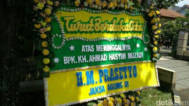 Deretan karangan bunga duka cita untuk KH Hasyim Muzadi di Ponpes Al Hikam, Depok