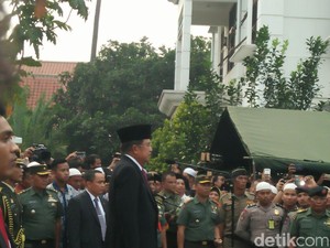 JK Pimpin Upacara Pemakaman KH Hasyim Muzadi
