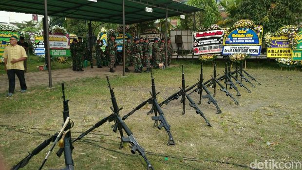 Polisi Berpeci dan Bersorban Berjaga di Rumah Duka KH Hasyim Muzadi