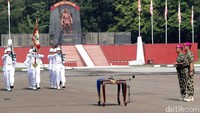 Mayjen TNI Bambang Suswantono dan Mayjen TNI Trusono mengikuti upacara serah terima jabatan Komandan Korp Marinir di Lapangan Apel Brigif 2, Cilandak, Jakarta Selatan.