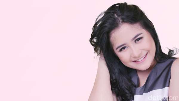 Pose Menggemaskan Prilly Latuconsina saat Pemotretan Celeb of The Month Pose Menggemaskan Prilly Latuconsina saat Pemotretan Celeb of The Month