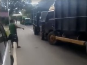 ⁠⁠⁠2 Sopir yang Adu Banteng Truk Ternyata Paman dan Keponakan