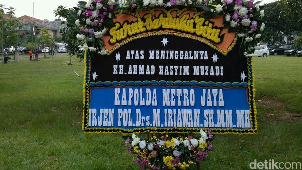 Deretan karangan bunga duka cita untuk KH Hasyim Muzadi di Ponpes Al Hikam, Depok