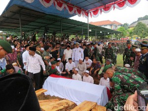 Isak Tangis Iringi Pemakaman Jenazah KH Hasyim Muzadi