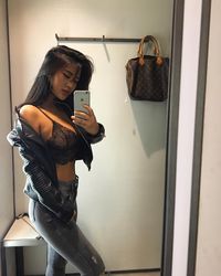 Cantik dan Seksi, Perawat Ini Curi Perhatian di Instagram