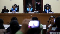 Pengadilan Tata Usaha Negara (PTUN) Jakarta mengabulkan gugatan Walhi dan mencabut izin reklamasi Pulau K di Teluk Jakarta dalam sidang di Gedung PTUN Jakarta, Jalan Sentra Primer Baru, Jakarta, Kamis (16/3/2017).