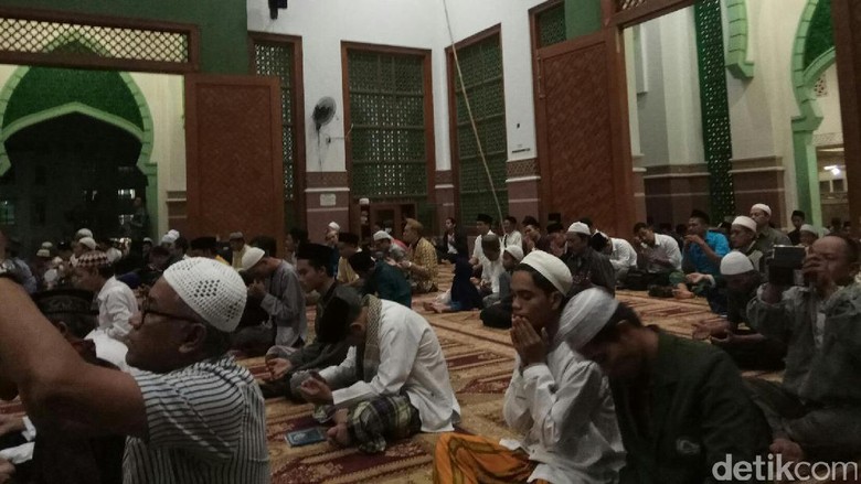 Santri dan Warga Tahlilan untuk KH Hasyim di Masjid Al-Hikam