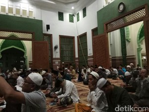 Santri dan Warga Tahlilan untuk KH Hasyim di Masjid Al-Hikam