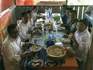 Saat Jokowi Makan di Warung yang Berjarak 4 Km dari Malaysia