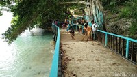 Kebersihan pantai pun selalu dijaga oleh masyarakat desa. Setiap hari senin, seluruh warga akan melakukan kegiatan gotong-royong bersih-bersih pantai dan desa (Bonauli/detikTravel)