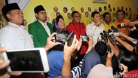 Ketua Umum Partai Golkar Setya Novanto, didampingi Sekjen Golkar Idrus Marham, Ketua Umum PPP Djan Faridz, Sekjen PDIP Hasto Kristianto, Sekjen Hanura Sarifuddin Suddin, Sekjen Nasdem Nining Indra Saleh dan pengurus partai lainnya saat hadir dalam pertemua di gedung DPP Partai Golkar, Slipi, Jakarta.