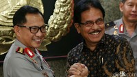 Kapolri Jenderal Polisi Tito Karnavian dan Menteri Agraria dan Tata Ruang Sofyan Djalil melakukan salam komando usai rapat membahas pemberantasan mafia tanah di Mabes Polri, Jakarta, Jumat (17/3/2017).