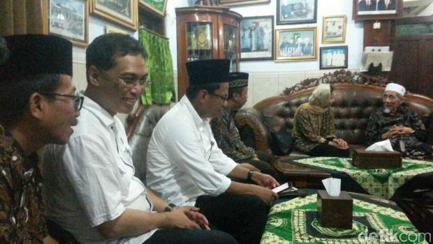 Dari Pabrik Semen, Menteri Rini Sowan ke Mbah Moen 