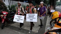 Para anggota Pramuka saat menggelar kampanye keselamatan pejalan kaki di Jalan Medan Merdeka Selatan, Jakarta, Jumat (17/3/2017).