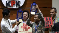 Forum Rektor Indonesia (FRI) menyerahkan lentera kepada Wakil Ketua KPK, Laode M Syarif sebagai dukungan kepada KPK.