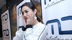 Selvi Kitty Tampak Cantik Bergaya Monokrom