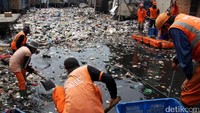 Sedikit tumpukan sampah sudah diangkat, air sungai pun mulai terlihat.