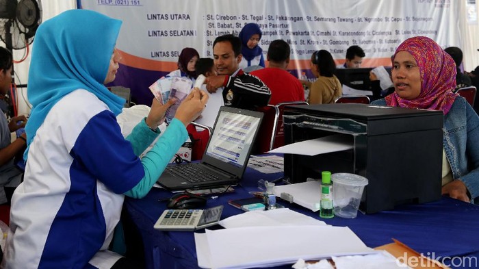 Kemenhub memberikan layanan mudik gratis untuk kendaraan bermotor menggunakan kereta api. Para calon pemudik pun mulai mendaftar di Stasiun Pasar Senen.