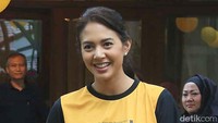 Senyuman manis tak pernah lepas dari wajah cantiknya itu. Pool/Ismail/detikFoto.