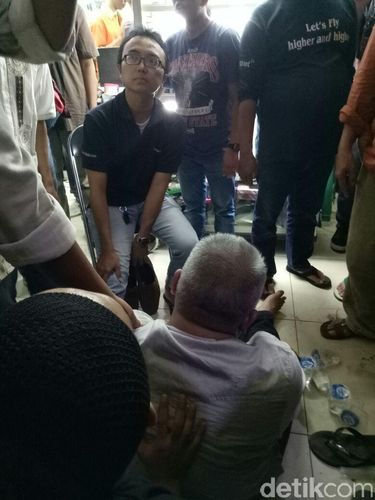 Proses evakuasi lift Blok M Square yang jatuh / 