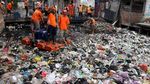 Pasukan Oranye Bersihkan Sampah di Kali Gendong
