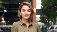 Nikita tampil dengan luaran berwarna coklat dan dress pink. Pool/Noel/detikFoto.