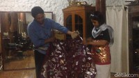 Adi Spa memang menawarkan paket memakai pakaian adat Bali yang disebut Rias Agung. Jadi, para pengunjung dapat memakai pakaian adat khas Bali dan rias semaksimal mungkin (Afif/detikTravel)