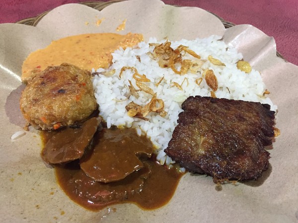 Nasi uduk, empal daging manis, sambal bawang, dan lalap timun