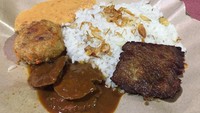 Tak ada yang mengalahkan sedapnya nasi uduk betawi. nasi putih diberi lauk, semur jengkol, kentang atau tahu, sambal dan kerupuk.Foto: detikFood