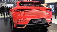 Saya suka mendorong batasan yang ada dengan musik dan tampilan saya dan kerjasama ini akan membawanya ke tingkat baru yang lebih menarik. Ini adalah proyek teknologi tinggi yang menggabungkan musik dan teknologi Jaguar, dan saya tahu penggemar saya akan menyukai apa yang kami ciptakan bersama, ujar Dua Lipa. Foto: Dina Rayanti