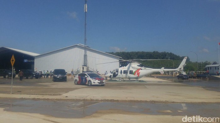 Rini ke Pabrik Semen Rembang Pakai Helikopter