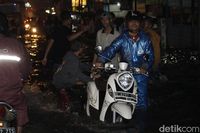 Banjir, Jalan Raya Kopo-Soreang Macet Panjang