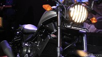 Dengan mesin 471cc 8-valve, liquid-cooled parallel twin-cylinder diambil dari Honda CBR500R yang sporti.  Untuk menghadirkan kemampuan jelajah, telah dilakukan revisi pemetaan PGM-FI fuel injection yang menghasilkan karakter berbeda dari kinerja rpm berfokus tinggi CBR untuk output bottom-end torsi-padat, dengan penyaluran halus dan linear di seluruh rentang putaran. Torsi maksimum 45,8Nm @ 5.500 rpm dan menghasilkan tenaga puncak 35,2kW @ 8.500rpm.