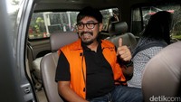 Choel disangka telah melanggar Pasal 2 ayat 1 dan/atau Pasal 3 Undang-Undang Pemberantasan Tindak Pidana korupsi juncto Pasal 55 ayat 1 ke-1 KUHP.