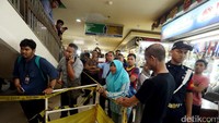 Dari pantauan detikcom, orang-orang di sekitar lift jatuh tersebut menolong korban dan menonton kejadian itu.
