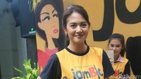 Ia tampil kasual dengan kaus, jeans dan sneakers putih. Pool/Ismail/detikFoto.