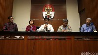 Wakil Ketua Komisi Pemberantasan Korupsi (KPK) Laode M Syarif (tengah) bersama Wakil Ketua Forum Rektor Indonesia Asep Saefuddin (kedua dari kanan) memberikan keterangan kepada awak media seusai melakukan pertemuan di Gedung KPK, Jumat (17/3/2017).