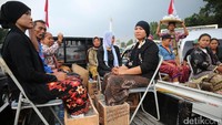 Para petani Kendeng, Jawa Tengah kembali melakukan aksi memasung kaki dengan semen di Jakarta, Jumat (17/3/2017).