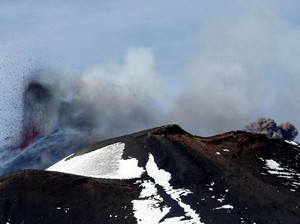 Gunung Etna di Italia Erupsi Hingga Picu Ledakan, 10 Orang Luka