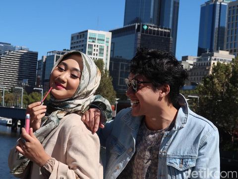 Dian Pelangi & Barli Asmara Cari Inspirasi dari Pasar Sampai Naik Cruise