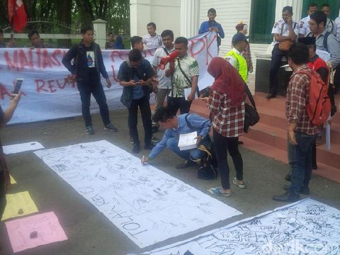 Sejumlah mahasiswa USU menggelar demonstrasi menolak revisi UU KPK, Jumat (17/3/2017)