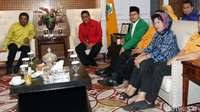 Sekjen PDI Hasto Kristiyanto, Sekjen Hanura Sarifuddin Suding, Sekjen NasDem Nining Indra Saleh, dan Ketua Umum DPP PPP Djanz Faridz dan Sekjen Idrus Marham yang memperkasai pertemuan tersebut.