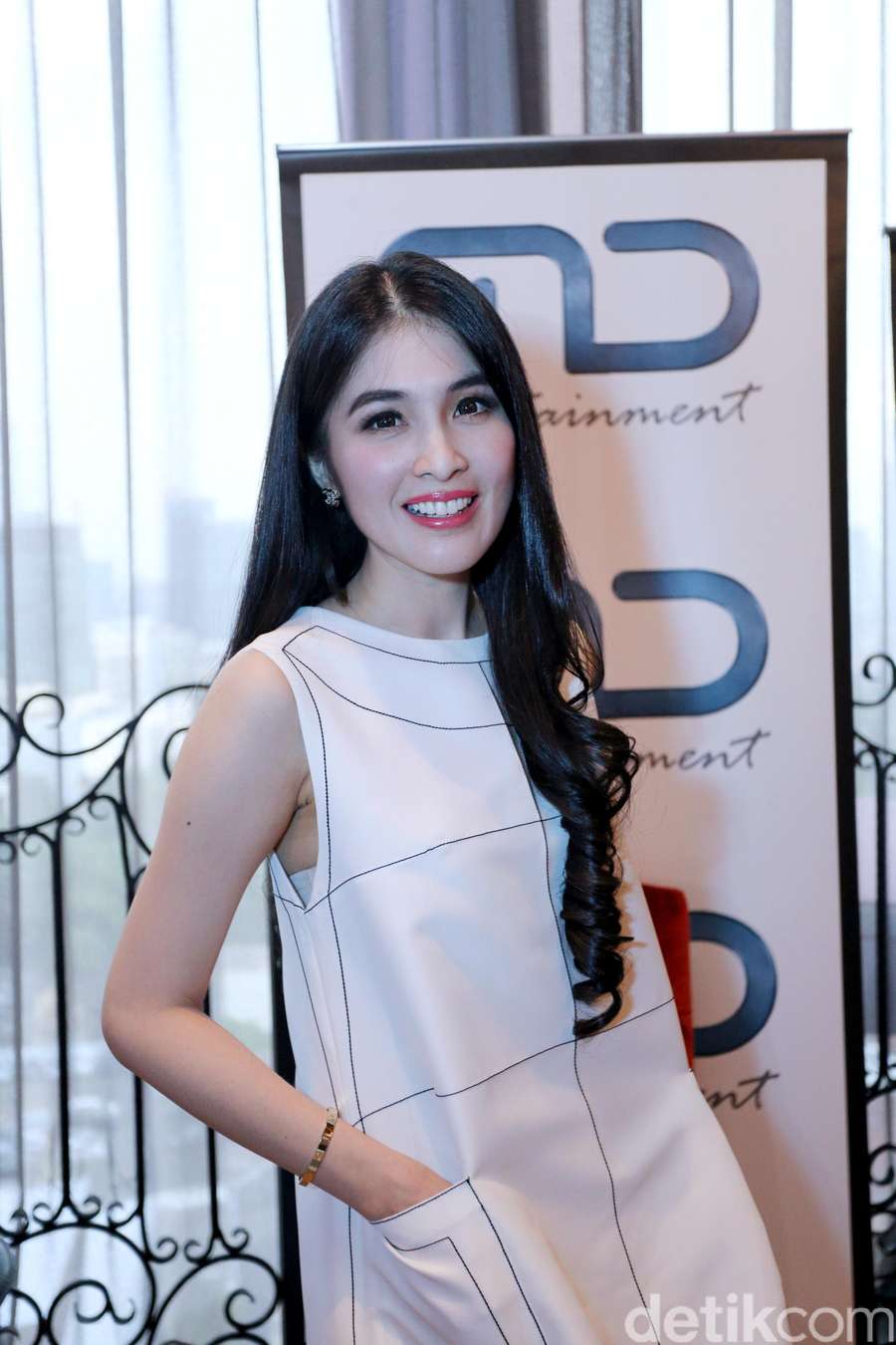 Awas Terpikat Bibir Merah Sandra Dewi