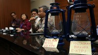 Forum Rektor Indonesia (FRI) menolak revisi UU KPK yang saat ini sedang disosialisasikan ke beberapa kampus oleh DPR. Selain itu, FRI juga mendukung KPK dalam menuntaskan kasus-kasus korupsi di Indonesia termasuk kasus e-KTP.