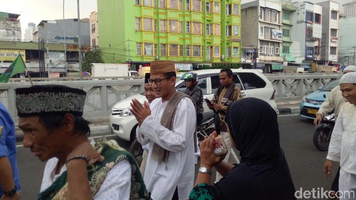 Usai Salat Jumat, Sandiaga Ikut Salatkan dan Gotong Jenazah Warga