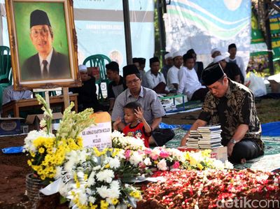 Suasana Makam KH Hasyim Muzadi Hari Ini