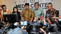 (Ki-ka) Komisioner KPU, Ferry Kurnia Rizkiyansyah, Ida Budhiati, Ketua KPU Juri Ardiantoro, Hadar Nafis Gumay dan Arief Budiman menggelar konfrensi press mengenai sistem informasi politik (Sipol), Jakarta, Jumat (17/3).